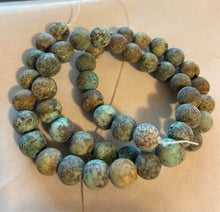 Load image into Gallery viewer, Donna 3 strand + purpele beads 8mm
