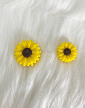 Load image into Gallery viewer, 22mm&amp;30mm Sunflower Silicone Beads - Focal Beads
